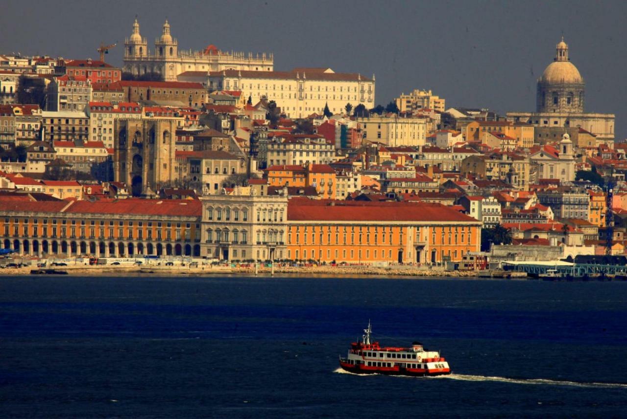 Вилла Fisherman'S House - A Boat Ride From Lisbon Trafaria Экстерьер фото