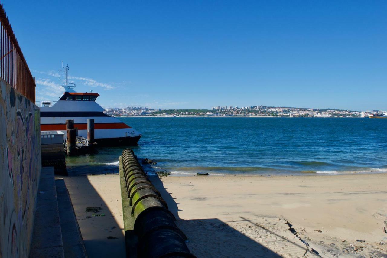 Вилла Fisherman'S House - A Boat Ride From Lisbon Trafaria Экстерьер фото